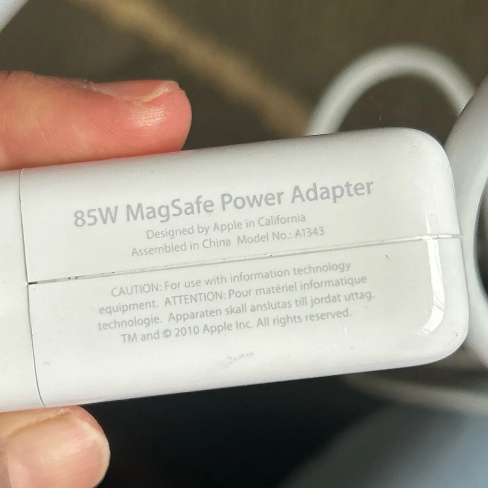 85 W Magsafe power adapter